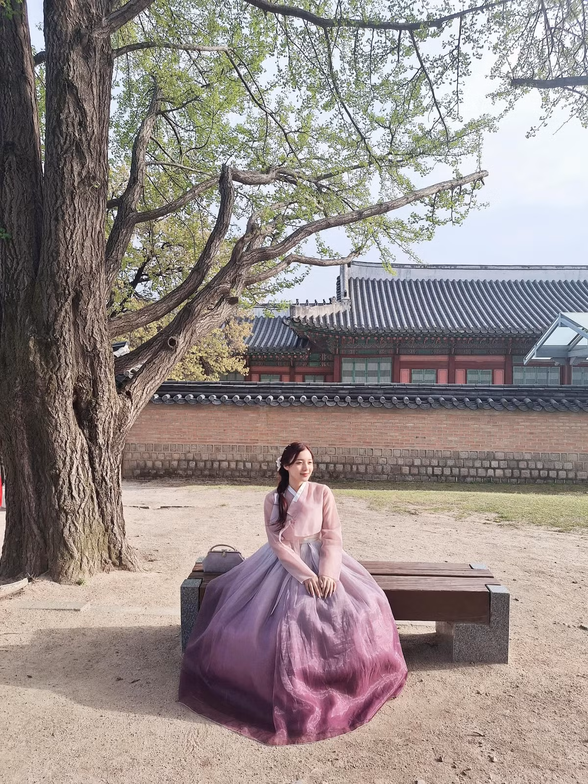 Chưa dừng lại ở đó, nụ cười "toả nắng" cùng với thần thái sang chảnh, khí chất ngút ngàn đã làm nên thương hiệu cuả MC Phương Thảo cũng đủ sức nâng tầm cho tổng thể.