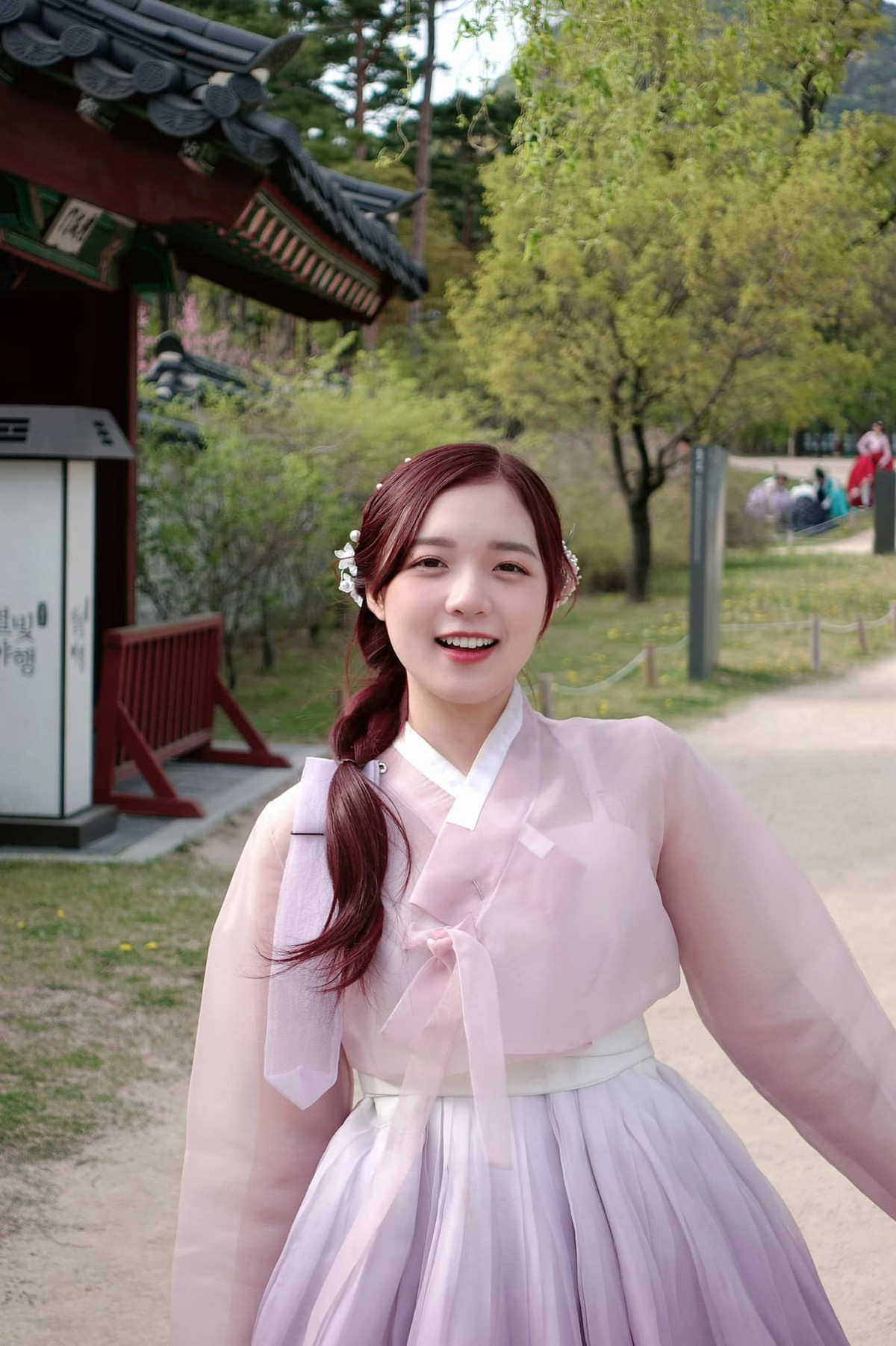 Mặc dù không khoe được hình thể đẹp "cực phẩm" với 3 vòng đẹp như tạc nhưng gương mặt xinh đẹp, ngũ quan hài hoà của MC Phương Thảo vẫn đủ sức khiến khán giả xao xuyến.