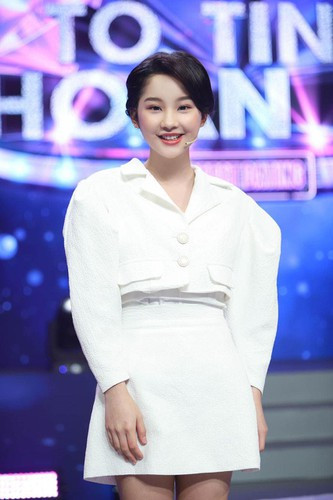 Thu Hà Ceri từng tham gia chương trình Tỏ Tình Hoàn Mỹ nhưng bị từ chối. Sau đó, hot girl dân tộc tiếp tục ghi điểm sau khi vào vai người thứ ba trong MV Sau Lưng Anh Có Ai Kìa của ca sĩ Thiều Bảo Trâm.