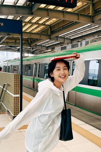 Việc bất ngờ nổi tiếng khiến trang cá nhân của Thu Hà trở thành "tâm điểm" của sự chú ý. Trên trang cá nhân, cô nàng đăng tải hàng loạt bức ảnh xinh đẹp trong quá trình làm mẫu ảnh.