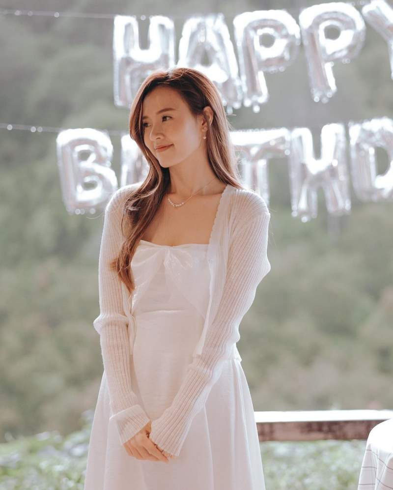 Điển hình trong bức ảnh mừng sinh nhật của mình tại Đà Lạt, nhiều dân mạng đã ngỡ ngàng khi không hiểu vòng 1 của Midu "biến hình" nơi đâu kho cô nàng diện chiếc váy trắng dài.