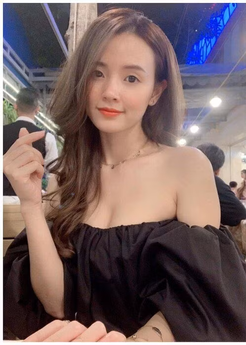 Kiểu áo khoe vai trần càng giúp Midu thêm quyến rũ.