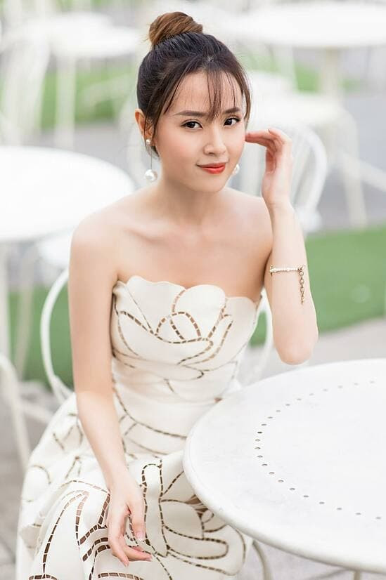 Trong chiếc váy đầm có phần thềm ngực rộng, Midu vô tình "hô biến" vòng 1, lặn mất tăm chẳng thấy đâu.