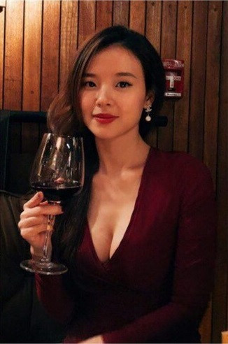 Những chiếc áo xẻ sâu, đơn giản nhưng tôn lên vòng 1 cực kỳ đẫy đà của Midu.