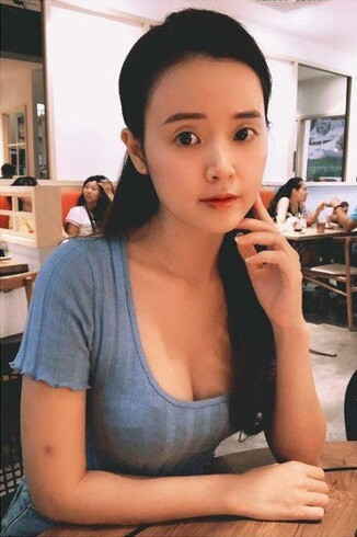 Một lần khác khi Midu diện chiếc áo khoét cổ sâu đã làm tôn lên vòng 1 đầy đặn.