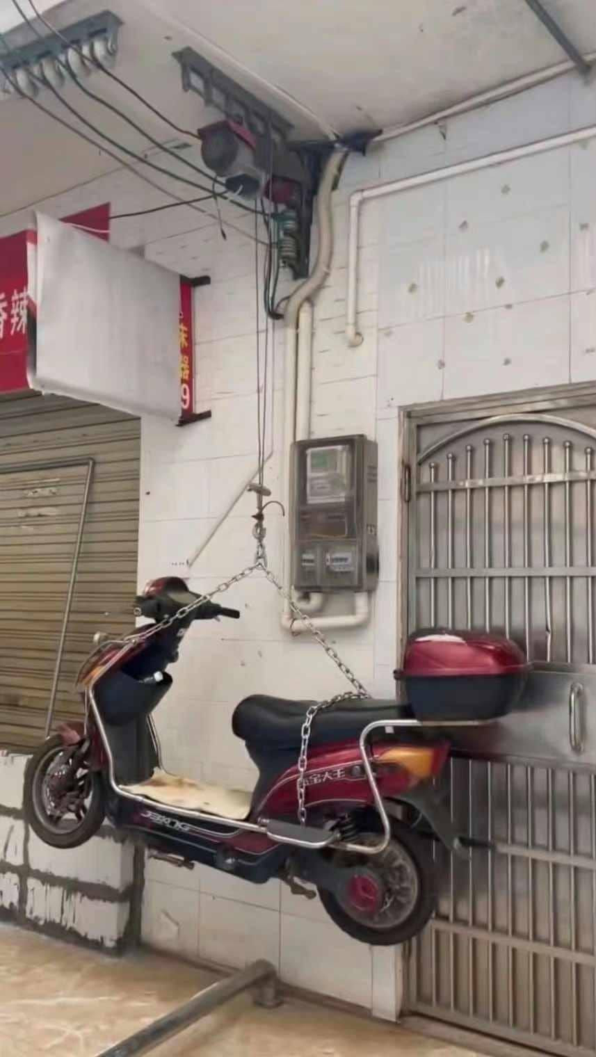 Những chiếc xe máy được treo lên để tránh việc lụt lội khi siêu bão số 3 Yagi đổ bộ.