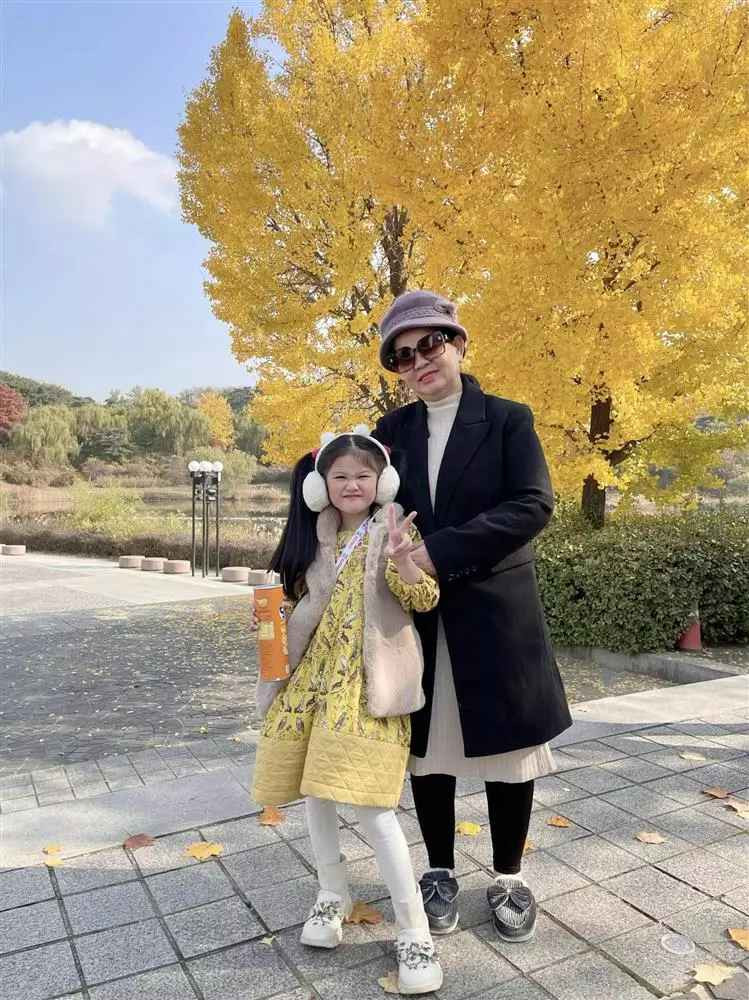 Cách đây vài tháng, khi cả gia đình đi du lịch Singapore, nữ đại gia Đoàn Di Băng cũng đưa 3 bà vú theo cùng. Đúng là làm giúp việc cho gia đình đại gia có khác, đãi ngộ cũng cao cấp hơn hẳn.