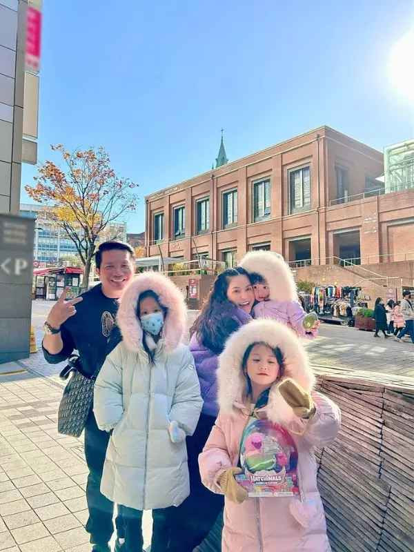 Mới nhất, "nữ đại gia quận 7" đã chia sẻ ảnh của 3 tiểu công chúa bên các bà vú của mình.