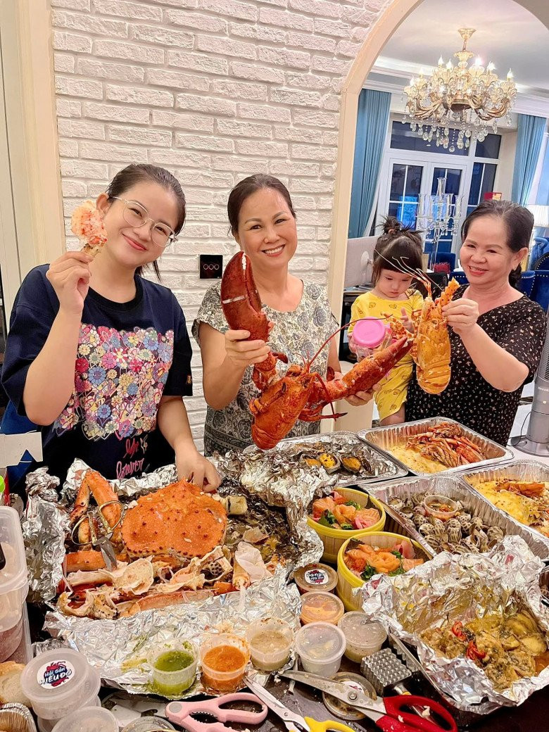 Hình ảnh 3 vú em nhà Đoàn Di Băng ăn uống linh đình với những món mà không phải ai cũng từng được thử qua một lần.