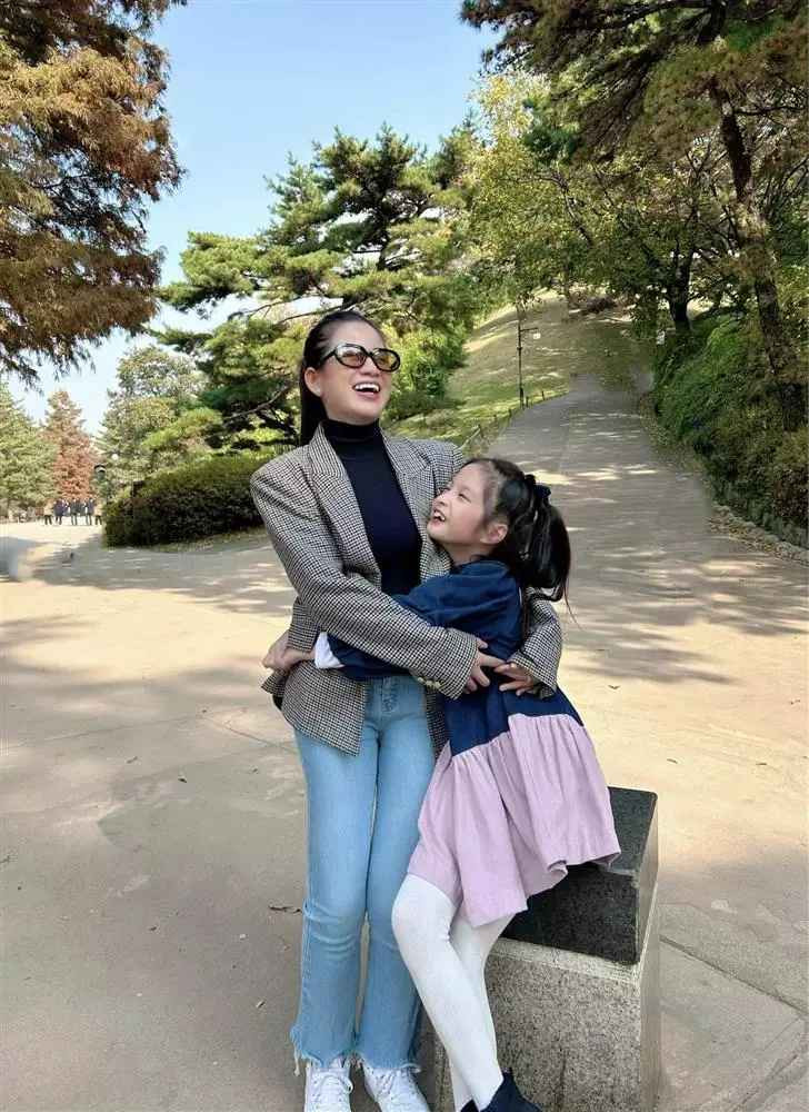 Ở phần bình luận bài đăng, rất nhiều người bày tỏ trầm trồ trước độ chịu chơi và chiều giúp việc của gia đình CEO Nguyễn Quốc Vũ.