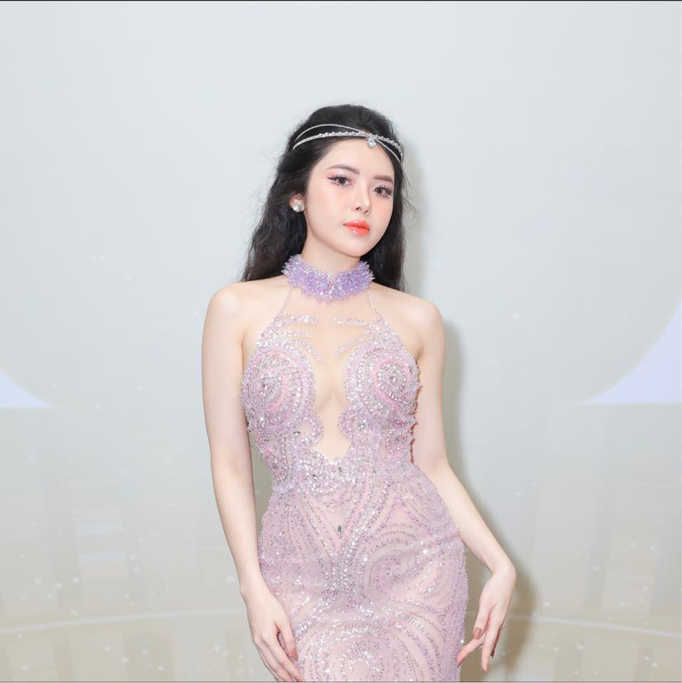 Là tiếp viên hàng không lại sở hữu nhan sắc và vóc dáng ấn tượng, Quế Chi được truyền thông lẫn người hâm mộ ưu ái gọi với biệt danh "nữ tiếp viên hàng không vạn người mê", "hot girl ngành hàng không", "hoa hậu ngành hàng không",...