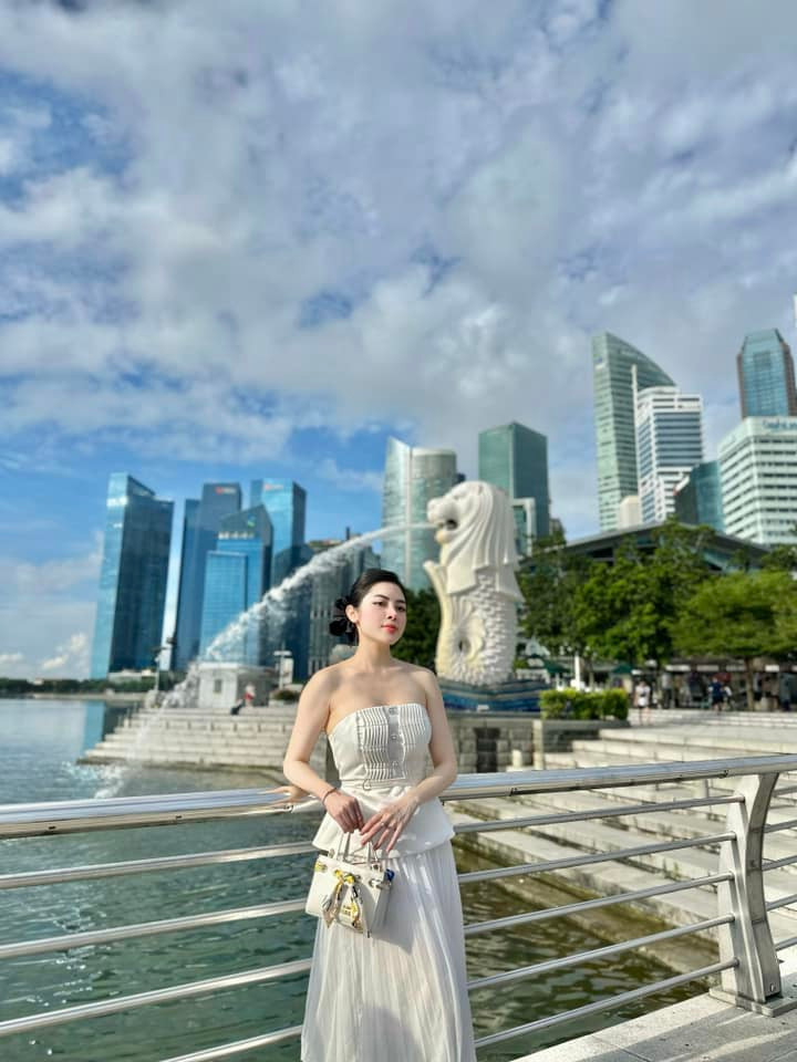 Quế Chi cũng không quên chăm sóc bản thân để cả nhan sắc lẫn body ngày càng thăng hạng. Cô chọn yoga bay để luyện tập mỗi ngày.