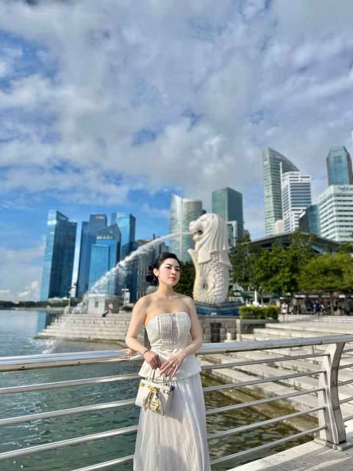 Quế Chi cũng không quên chăm sóc bản thân để cả nhan sắc lẫn body ngày càng thăng hạng. Cô chọn yoga bay để luyện tập mỗi ngày.