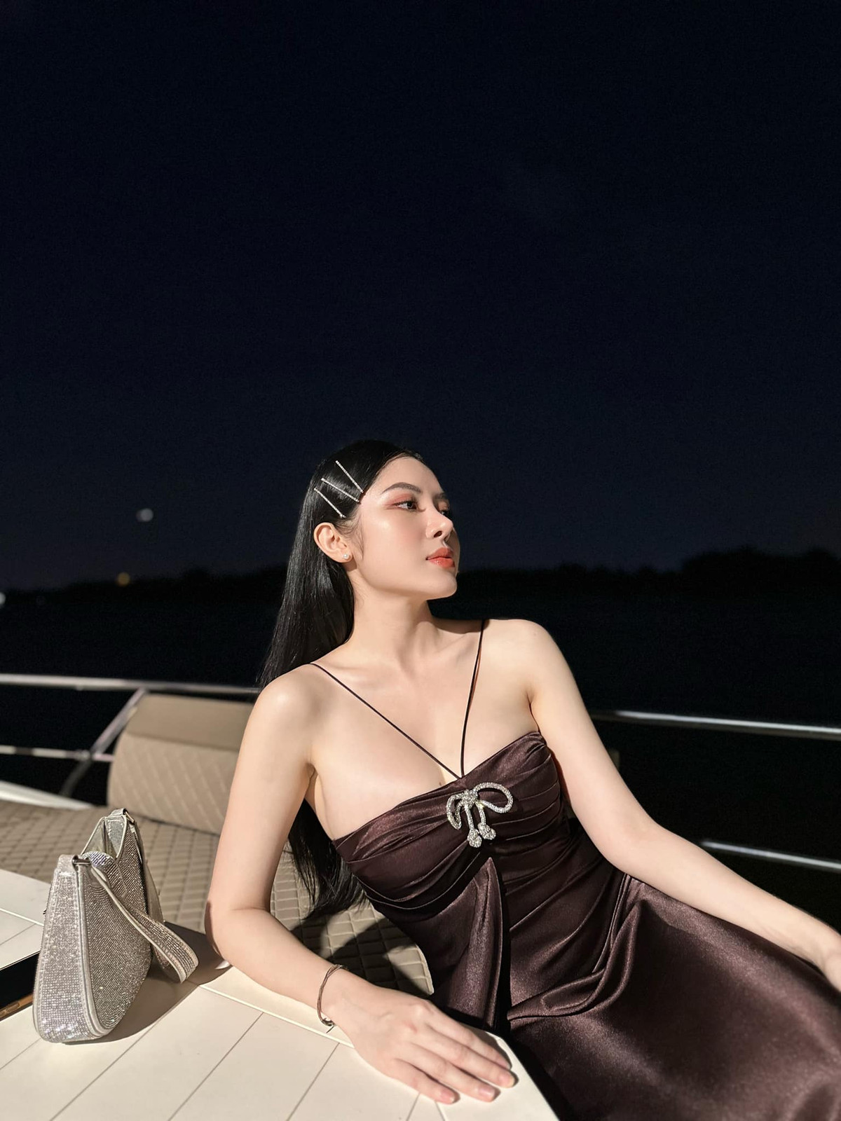 Bên cạnh tập luyện, mỹ nhân ngành hàng không cũng duy trì chế độ ăn chay trường: "Tôi duy trì chế độ ăn chay trường đến nay đã được 6 năm. Từ khi ăn chay đến nay, ngoài việc vóc dáng được cải thiện thì làn da và sức khỏe của tôi cũng tốt lên, một số bệnh trước đó tôi mắc phải cũng không còn nữa. Mỗi ngày, tôi thấy cả thể chất và tinh thần của mình luôn trong trạng thái khoẻ khoắn và tràn đầy năng lượng tích cực".