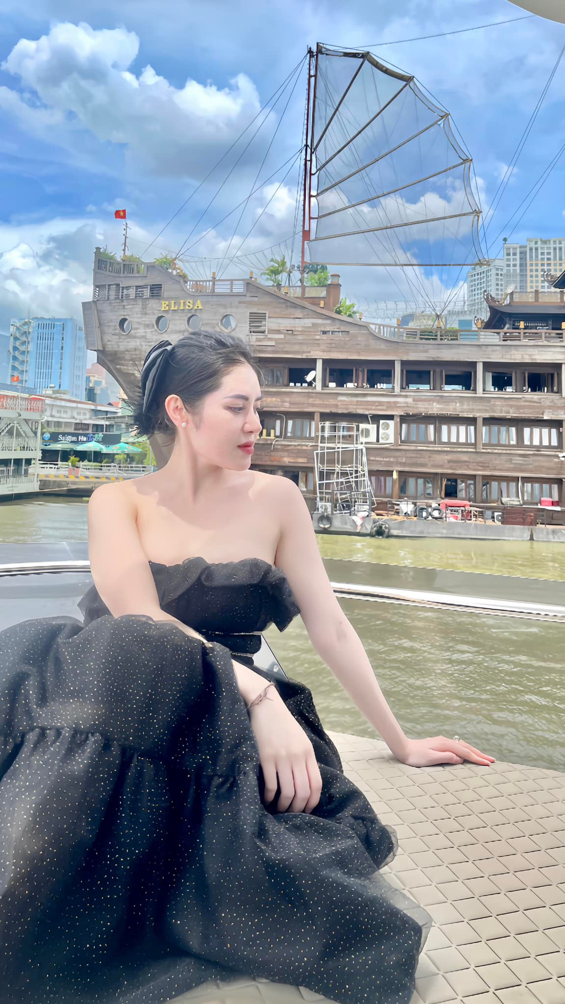 Quế Chi cho hay hiện tại vẫn đang gắn bó với công việc tiếp viên hàng không, đồng thời vẫn tham gia các dự án thiện nguyện, các công việc tại chùa.