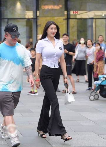 Liu Tai Yang cao 1m78 với số đo ấn tượng là 100 – 66 – 103 cm.