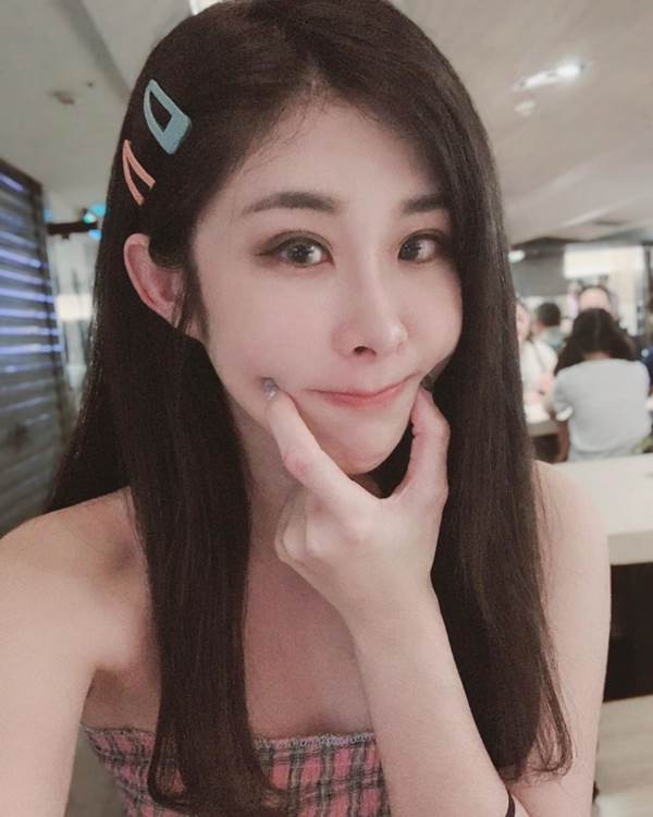 Chủ nhân câu chuyện cũng cho biết, anh chàng khách hàng chơi lớn bỏ luôn tiền để rước em iphone xịn xò mới ra để có cớ bắt chuyện cũng như tiếp cận làm quen cô bán điện thoại xinh đẹp này.