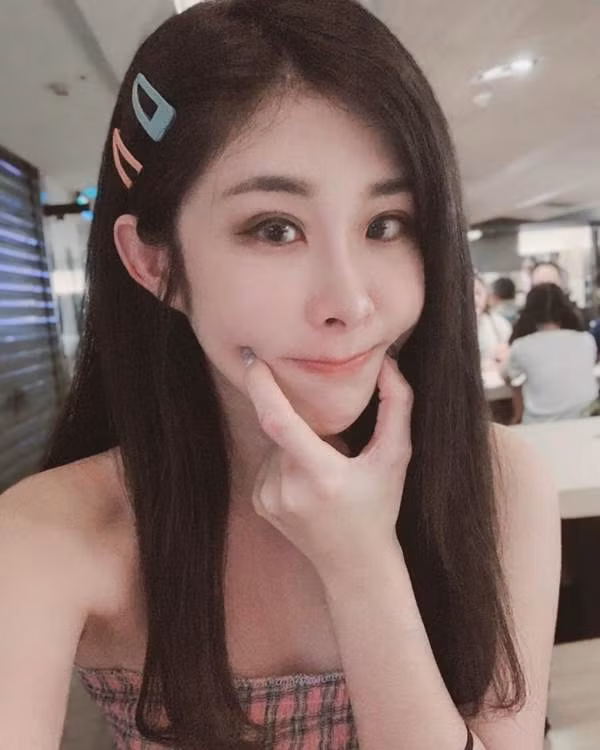 Chủ nhân câu chuyện cũng cho biết, anh chàng khách hàng chơi lớn bỏ luôn tiền để rước em iphone xịn xò mới ra để có cớ bắt chuyện cũng như tiếp cận làm quen cô bán điện thoại xinh đẹp này.