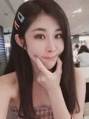 Những hình ảnh cực xinh của cô gái bán điện thoại khiến dân tình ngay lập tức chú ý.