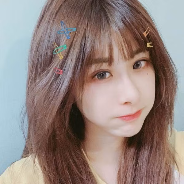 Được biết, chàng trai này bị hỏng điện thoại nên đành phải tìm tới cửa hàng để sửa chữa. Ban đầu chỉ mục đích sửa nhưng khi gặp nhân viên bán điện thoại xinh đẹp, anh chàng "bẻ lái" ngay lập tức.