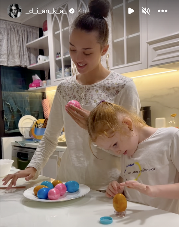 Bên cạnh lối trình diễn chuyên nghiệp, tràn đầy tự tin, người ta còn ấn tượng bởi sắc vóc không chê vào đâu được của Dianka Zakhidova.