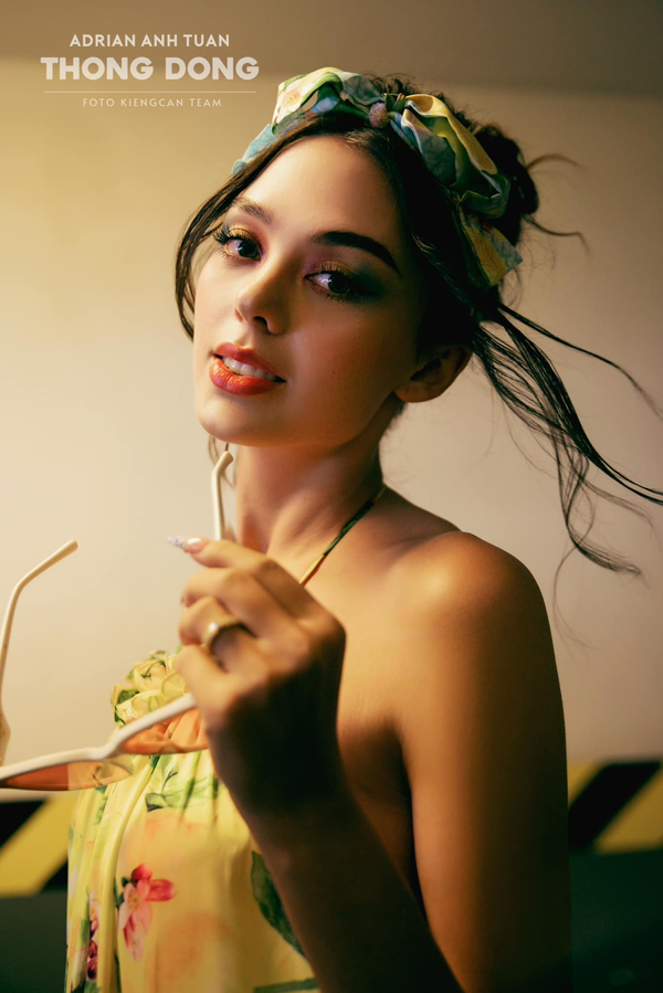 Theo đó, vợ Bùi Tiến Dũng diện váy cổ yếm với họa tiết chanh vàng cùng xanh pastel tươi sáng, phối cùng băng đô cùng màu mang đậm cảm giác trẻ trung và “mùa hè”.