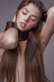 Với gương mặt sắc sảo, hài hòa của phương Tây, người đẹp vẫn đủ xinh đẹp để có thể thoải mái trước ống kính.