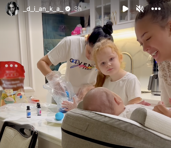 Trong chiếc váy cắt xẻ táo bạo khoe trọn tấm lưng trần cùng đôi chân dài miên man, dân mạng mới trầm trồ khi thấy bà mẹ bỉm sữa mảnh mai và thon gọn đến mức nào chỉ sau vài tháng sinh em bé.