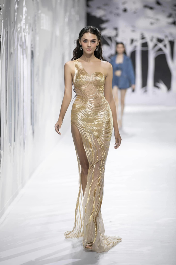 Từ sau khi quý tử đầu lòng Danil ra đời, Dianka Zakhidova quay trở lại làm việc khá sớm và cũng đắt show chẳng kém những nàng mẫu khác.