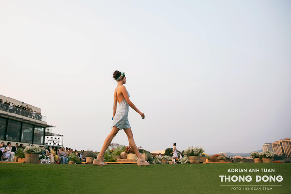 Tuy nhiên, một trong những yếu tố quan trọng để làm nổi bật bộ trang phục chính là nhờ ngoại hình của vợ thủ môn Bùi Tiến Dũng.