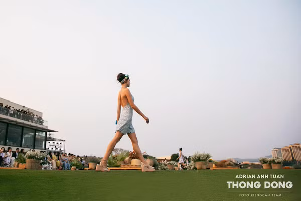 Tuy nhiên, một trong những yếu tố quan trọng để làm nổi bật bộ trang phục chính là nhờ ngoại hình của vợ thủ môn Bùi Tiến Dũng.