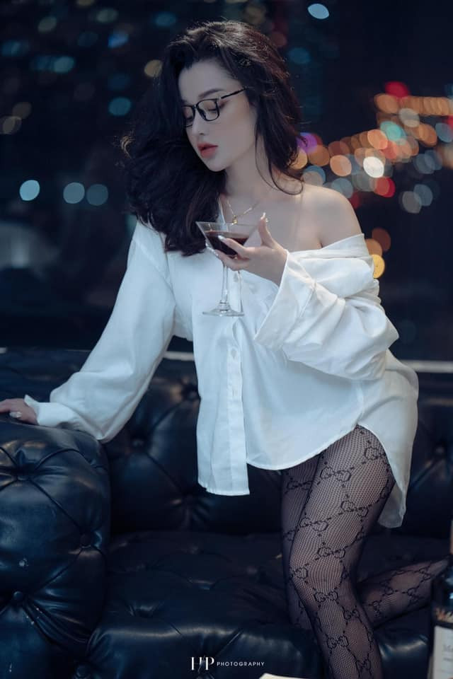 Bên cạnh đó, Khánh Linh cũng khiến cho nhiều cánh mày râu không thể rời mắt với nhan sắc xinh đẹp, ngọt ngào cùng đường nét gương mặt thanh tú.