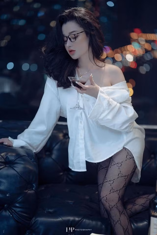 Bên cạnh đó, Khánh Linh cũng khiến cho nhiều cánh mày râu không thể rời mắt với nhan sắc xinh đẹp, ngọt ngào cùng đường nét gương mặt thanh tú.