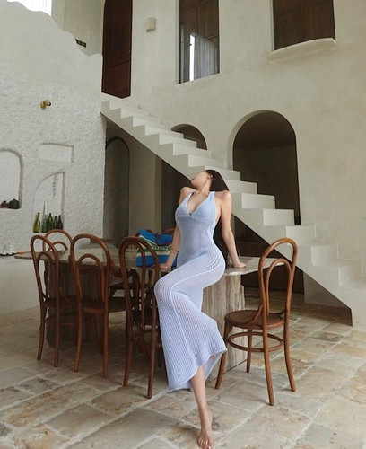 Trong đó, các thiết kế váy lụa gần như không thể thiếu trong tủ đồ của Huang Lin.