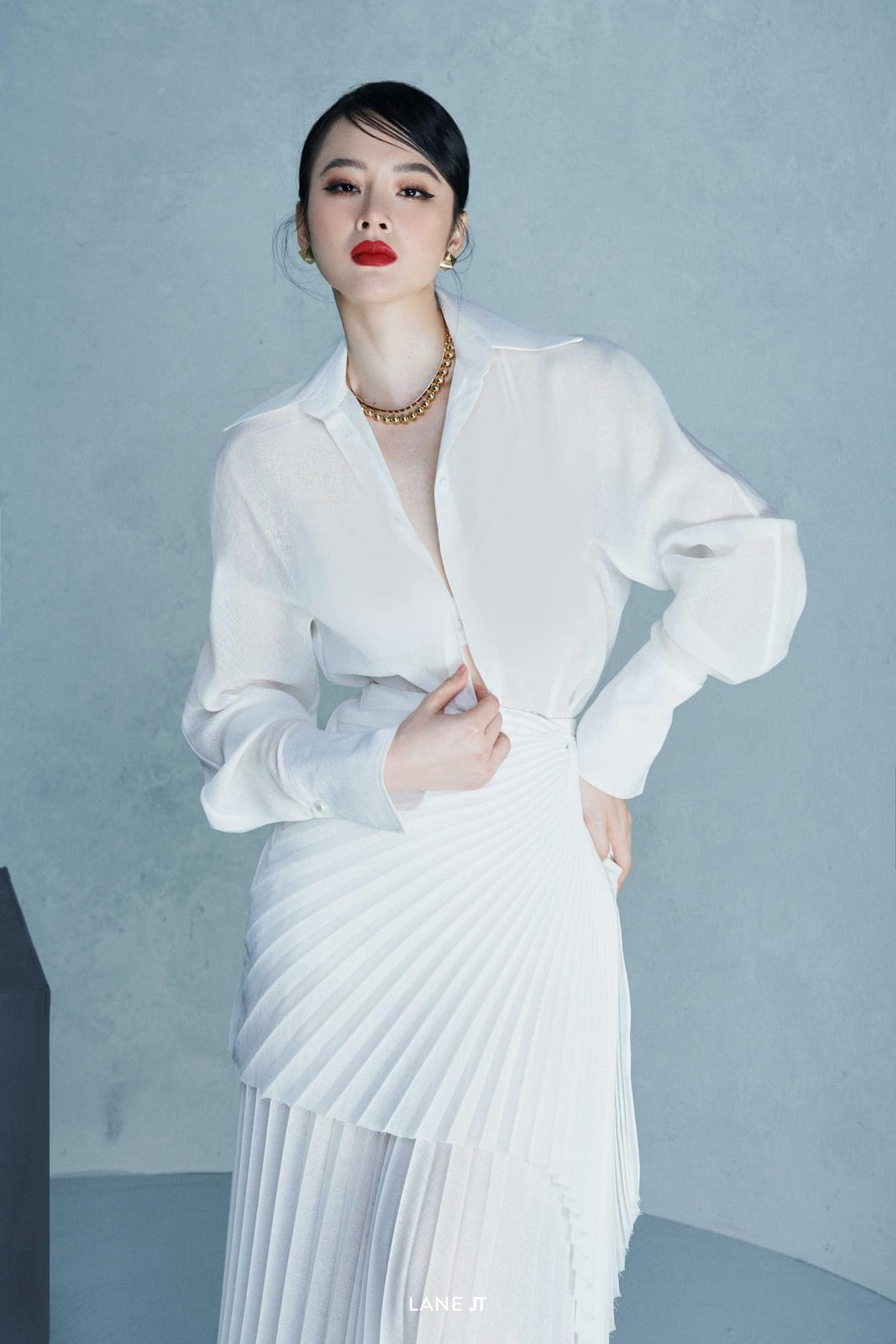 Bên cạnh đó, cô cũng lựa chọn tông make up nhẹ nhàng để phù hợp hơn với trang phục của mình.