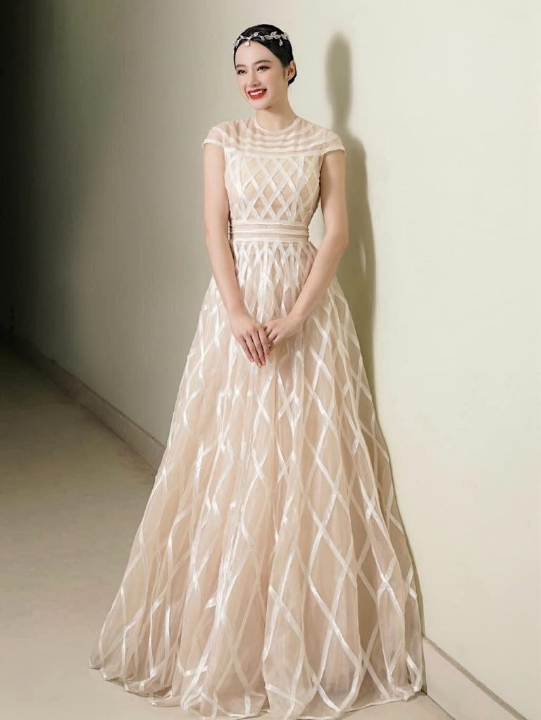 Angela Phương Trinh lựa chọn những tà áo dài, áo lam…để diện