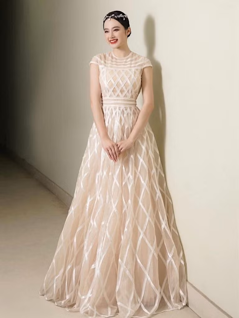 Angela Phương Trinh lựa chọn những tà áo dài, áo lam…để diện