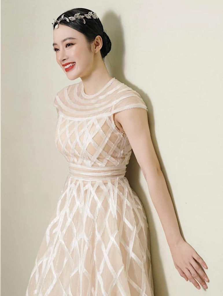 Đôi khi, gái xinh cũng diện nhiều loại áo kín đáo phối chung với quần dài trông trẻ trung và năng động.