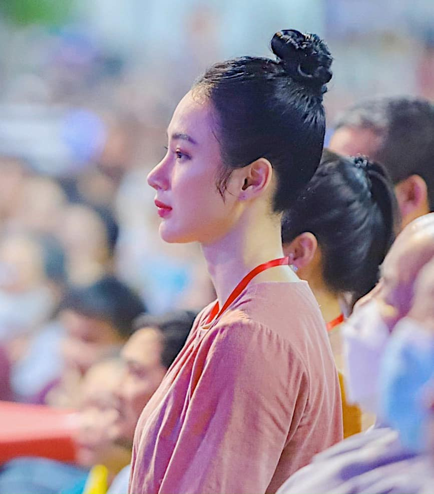 Tuy nhiên, với phần đông khán giả, khi đã quá quen với hình tượng Angela Phương Trinh dịu dàng, đầy nữ tính thì có lẽ phiên bản “vai u thịt bắp” của nữ diễn viên này khiến họ không khỏi ngỡ ngàng.