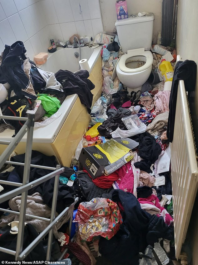 Những đống rác 'bốc mùi kinh khủng' tràn ngập phòng khách đến nỗi chiếc ghế sô pha gần như ngập trong nước, chỉ còn phần tựa lòi ra.