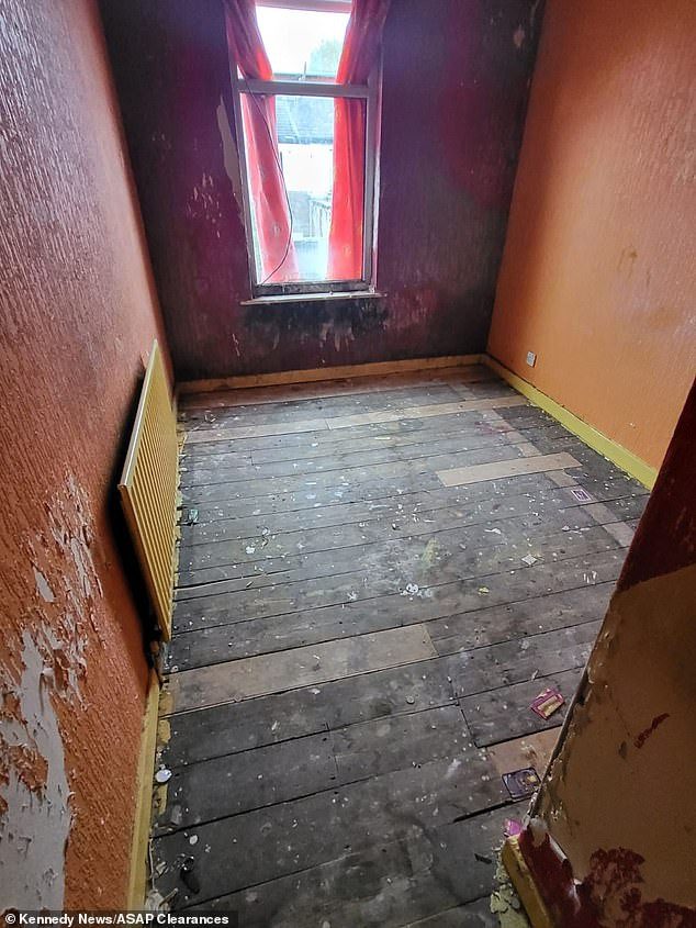 Phòng ngủ thứ hai (trong hình sau khi được dọn dẹp) cũng chứa đầy rác, giống như phần còn lại của ngôi nhà