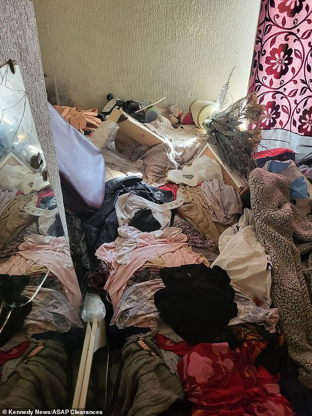 Wayne cho biết: “Tôi không biết họ thuê nó trong bao lâu. Chúng tôi không thể vào từ cửa trước, chúng tôi phải bắt đầu từ bên ngoài ngôi nhà để chuyển mọi thứ ra ngoài tạo khoảng trống vào trong. Chúng tôi phải lội qua từng phòng...