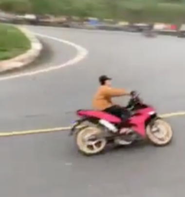 Hầu hết, các ý kiến bình luận đã tỏ ra rất bức xúc trước việc đôi nam nữ này xem thường Luật giao thông đường bộ và mong cơ quan chức năng sớm vào cuộc để tìm ra cặp đôi “làm xiếc” trên đèo.