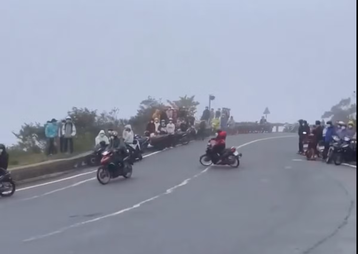 Trong cùng thời điểm này, cũng xuất hiện một đoạn clip nam thanh niên điều khiển xe SH, cả 2 chân đều đưa về bên phía phải, trong đó chân phải đưa ra phía ngoài đường, chân trái gác lên vị trí đặt chân phải dành cho người ngồi sau.