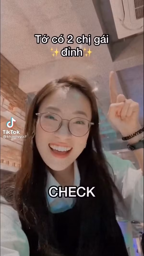 Nhưng điều mọi người chú ý nhất chính là những thử thách trả lời câu hỏi ngắn mà Khánh Vy đưa ra cho đồng nghiệp và các thành viên trong gia đình.