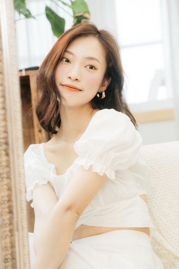 Ngoài công việc MC của loạt chương trình nổi tiếng, "hot girl 7 thứ tiếng" Khánh Vy còn là vlogger chuyên nghiệp với kênh Youtube 1,51 triệu người đăng ký và kênh TikTok 1,3 triệu người theo dõi.