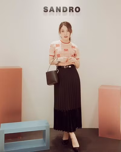 Chị hai nhà Khánh Vy khá kín tiếng và không thường xuyên xuất hiện trong vlog của em gái. Nhưng cũng như chị em trong nhà, Hà Phương sở hữu khả năng nói tiếng Trung cực đỉnh. Điều này đã được Khánh Vy chứng minh qua loạt vlog của mình.