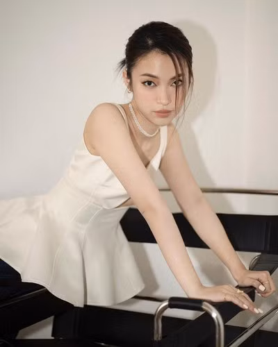 Được biết, hai chị gái lớn của Khánh Vy lần lượt là Cẩm Tú (sinh năm 1985) và Hà Phương (sinh năm 1987).