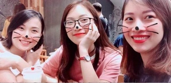 Tài năng của Trần Khánh Vy là điều không thể chối cãi. Thế nhưng ít ai biết là cô nàng còn có hai người chị gái “cực phẩm”, vừa giỏi giang vừa có nhan sắc không thua gì em gái.