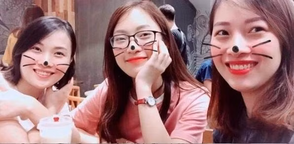 Tài năng của Trần Khánh Vy là điều không thể chối cãi. Thế nhưng ít ai biết là cô nàng còn có hai người chị gái “cực phẩm”, vừa giỏi giang vừa có nhan sắc không thua gì em gái.